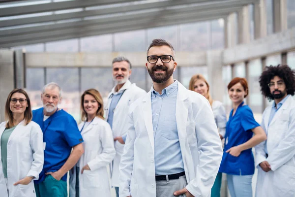 Läkargrupp som står i korridoren på medicinsk konferens. — Stockfoto