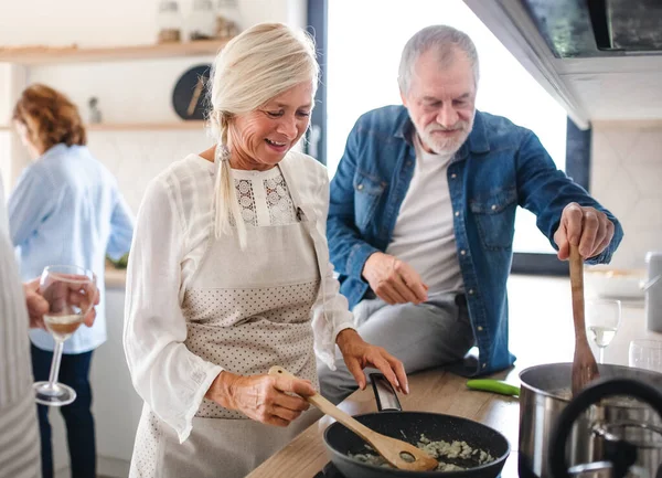 Grupo de amigos seniores no jantar em casa, cozinhar . — Fotografia de Stock