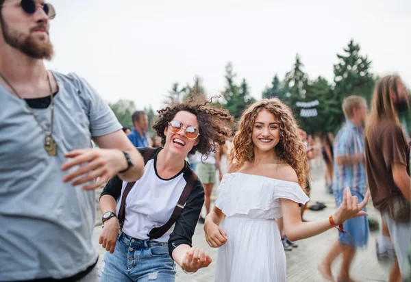 Yaz festivalinde bir grup genç arkadaş eğleniyor.. — Stok fotoğraf