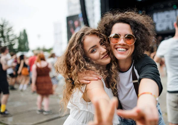 Jóvenes amigas en el festival de verano, posando para la fotografía . — Foto de Stock