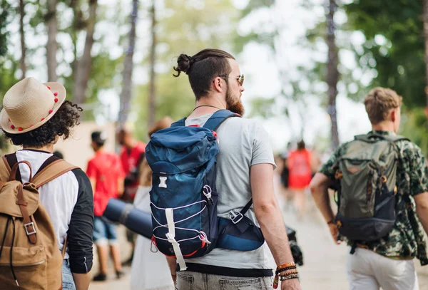 夏祭りでの若い友人のグループの背面ビュー、歩く. — ストック写真