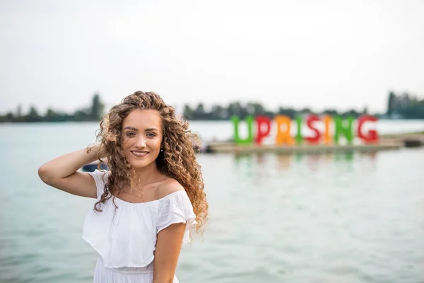 Junge Frau steht auf Sommerfest im See. — Stockfoto