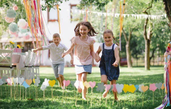 Kleine kinderen buiten in de tuin in de zomer, hardlopen tijdens het spelen. — Stockfoto