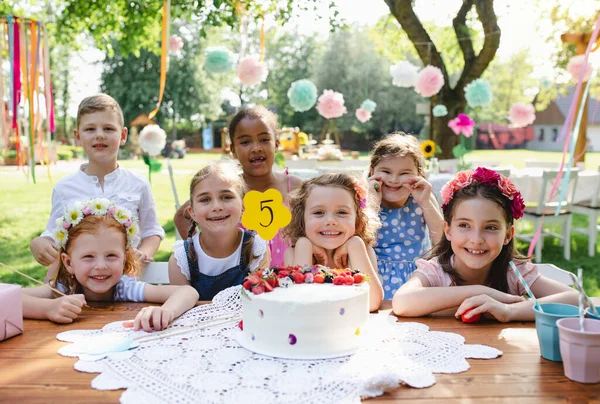 Kids verjaardagsfeest buiten in de tuin in de zomer, feest concept. — Stockfoto