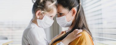 Evde maskeli anne ve çocuk, Corona virüsü ve karantina konsepti..