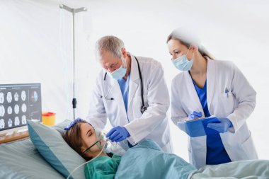 Doktorlar ve enfekte hasta hastanede karantinada, koronavirüs konsepti.
