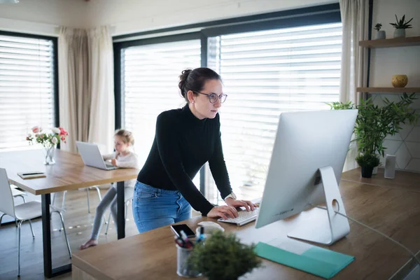 Femme travaillant à l'intérieur au bureau à domicile, virus Corona et concept de quarantaine . — Photo