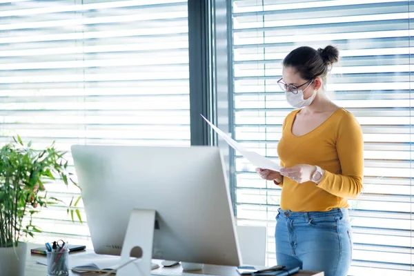 Femme travaillant à l'intérieur au bureau à domicile, virus Corona et concept de quarantaine . — Photo