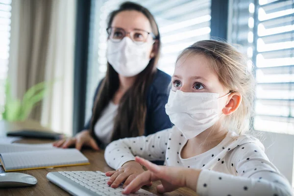 Mother and daughter learning indoors at home, Corona virus and quarantine concept. — Stock Photo, Image