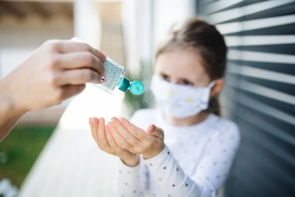 집 밖에서 마스크를 쓴 어린 소녀. 코로나 바이러스와 격리 개념. — 스톡 사진