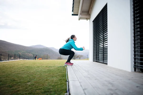 自宅で屋外で運動をする女性,コロナウイルスと隔離の概念. — ストック写真