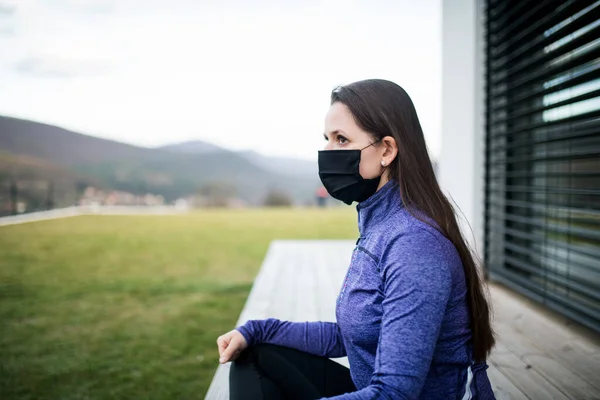 Vrouw met gezichtsmaskers buitenshuis thuis, Corona virus en quarantaine concept. — Stockfoto