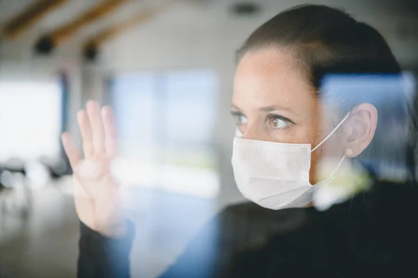 Vrouw met gezichtsmaskers binnenshuis, Corona virus en quarantaine concept. — Stockfoto