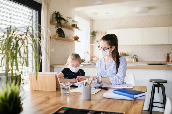 Mãe e filha aprendendo dentro de casa, vírus Corona e conceito de quarentena . — Fotografia de Stock