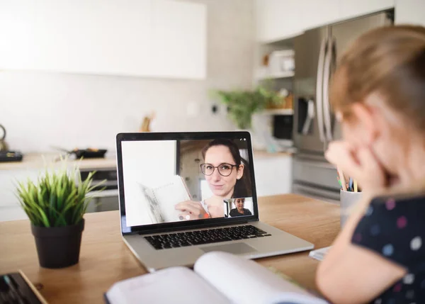 Niña aprendiendo a través de Internet en casa, virus Corona y el concepto de cuarentena . — Foto de Stock