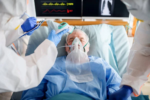 Інфікований пацієнт в карантині лежить в ліжку в лікарні, концепція коронавірусу . — стокове фото