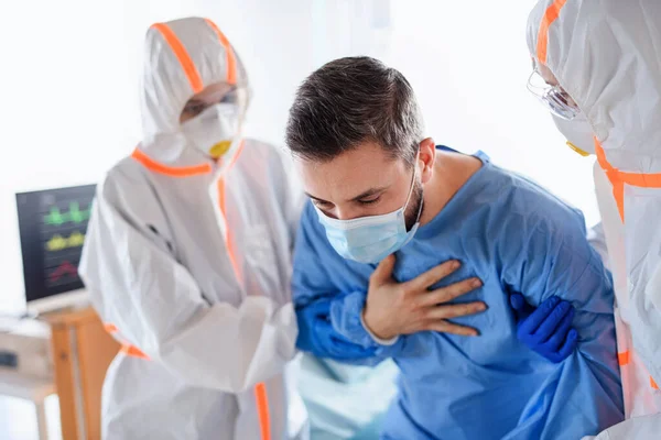 Doctors and infected patient in quarantine in hospital, coronavirus concept. — Stock Photo, Image