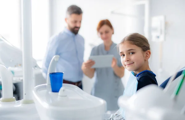 Check-up dental anual de uma criança com pai em cirurgia odontológica . — Fotografia de Stock