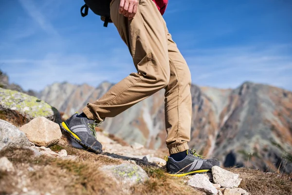 Gambe dell'uomo irriconoscibile escursioni in montagna in estate . — Foto Stock