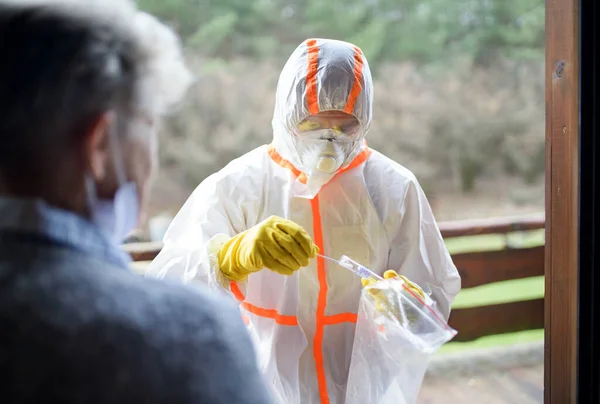 Luând proba de test corona virus la domiciliu concept, femeie în vârstă în carantină . — Fotografie, imagine de stoc