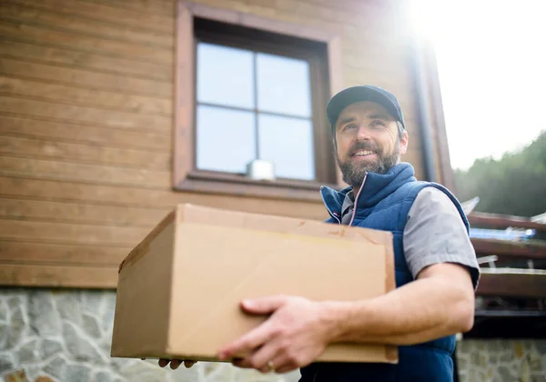 Courier delivering parcel, corona virus and quarantine concept. — Stock Photo, Image