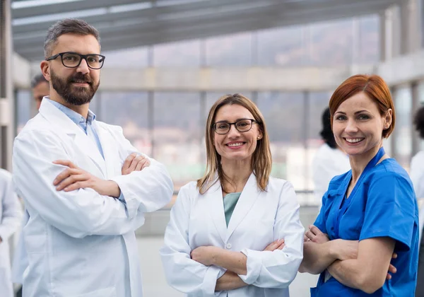 Grupo de médicos em pé no corredor em conferência médica . — Fotografia de Stock