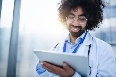 Hastanedeki tabletli erkek doktorun portresi. Boşluğu kopyala.