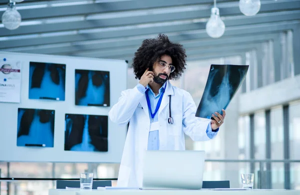 Portrét mužského lékaře s rentgenovým snímkem v nemocnici, koncepce koronového viru. — Stock fotografie