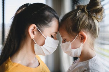 Evde maskeli anne ve çocuk, Corona virüsü ve karantina konsepti..