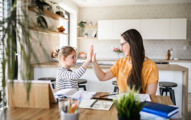 Anne ve kızı evde öğreniyor, Corona virüsü ve karantina konsepti.