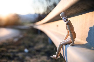 Yol maskeli tahta manken, Corona virüsü ve kilit konsepti..