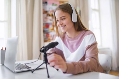 Bilgisayarlı genç kız öğrenci, online ders konsepti..