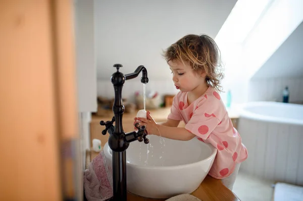 Vista lateral de la niña pequeña lavándose las manos, el virus corona y el concepto de cuarentena . — Foto de Stock