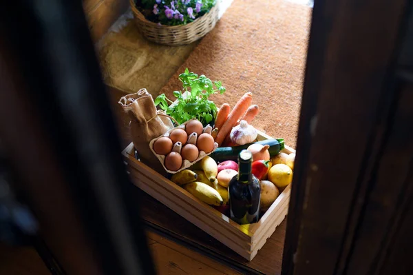 Kapısında yiyecek alışverişi, korona virüsü ve karantina konsepti olan tahta kutu.. — Stok fotoğraf