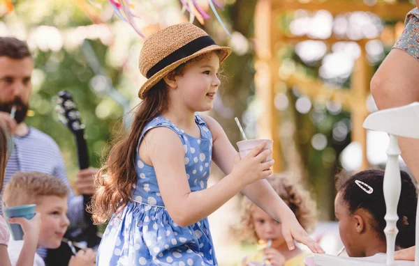 Bambini piccoli a terra all'aperto in giardino in estate, giocando . — Foto Stock