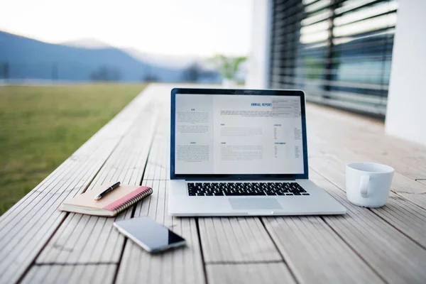 Travailler à l'extérieur au bureau à domicile, virus corona et concept de quarantaine . — Photo