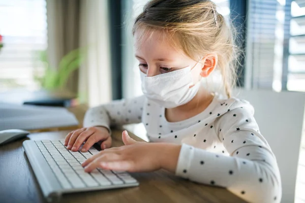 Kleines Mädchen mit Computer zu Hause, Coronavirus und Quarantäne-Konzept. — Stockfoto