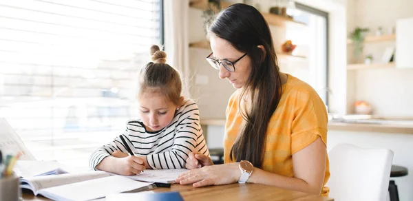 Moeder en dochter leren thuis binnen, Corona virus en quarantaine concept. — Stockfoto