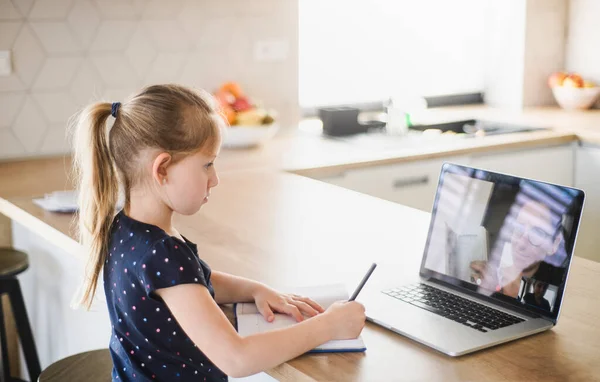 Mała dziewczynka ucząca się przez internet w domu, Wirus Corona i koncepcja kwarantanny. — Zdjęcie stockowe