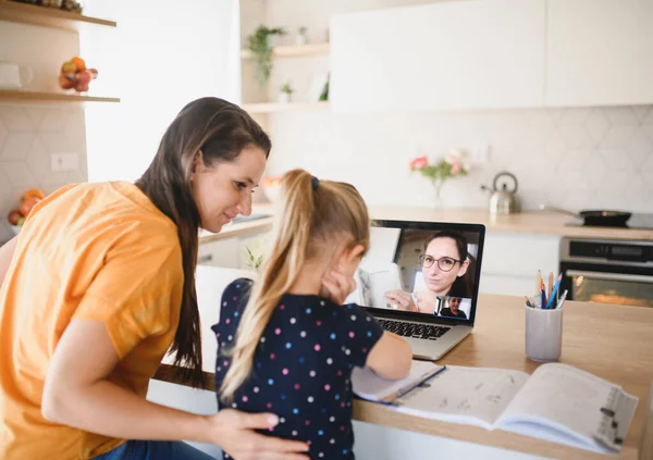 Niña aprendiendo a través de Internet en casa, virus Corona y el concepto de cuarentena . — Foto de Stock