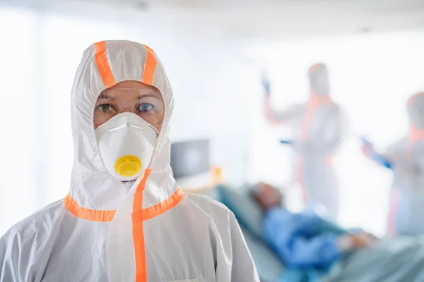 Arzt mit Schutzanzug im Krankenhaus, Coronavirus-Konzept. Kopierraum. — Stockfoto