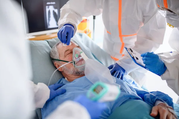 Inficerede patienter i karantæne liggende i sengen på hospitalet, coronavirus koncept . - Stock-foto