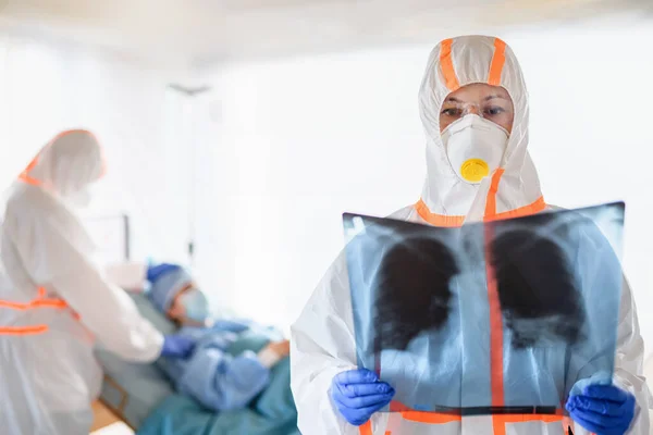 Equipo médico que atiende al paciente infectado en el hospital, concepto de coronavirus . —  Fotos de Stock