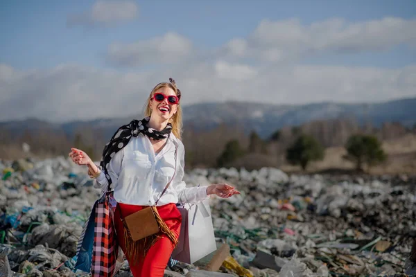 Donna moderna in discarica, consumismo contro concetto di inquinamento . — Foto Stock