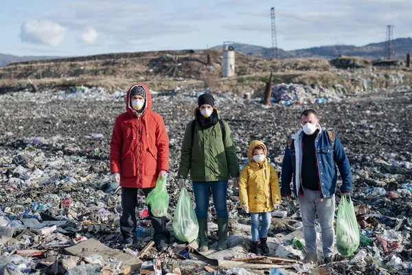 Groupe de militants debout sur la décharge, concept de pollution environnementale . — Photo