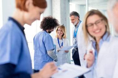 Bir grup doktor konferansta, tıbbi ekip sorunları tartışıyor..
