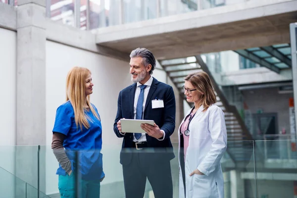 Grupo de médicos hablando con representante de ventas farmacéuticas . — Foto de Stock