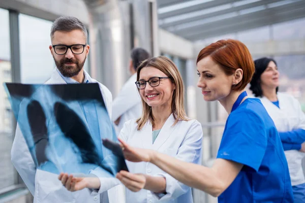 Groupe de médecins avec rayons X sur la conférence, équipe médicale discutant des questions . — Photo