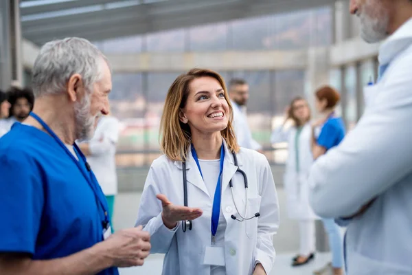 Groupe de médecins en conférence, équipe médicale discutant de questions . — Photo