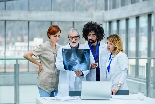 Gruppo di medici che guardano i raggi X sulla conferenza medica, discutendo questioni. — Foto Stock